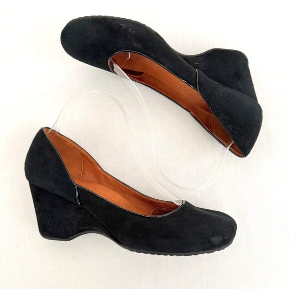 Gentle Souls Wedge Pumps Size 8.5M Black Suede Leather Upper Classic Comfort Sty - Picture 2 of 15